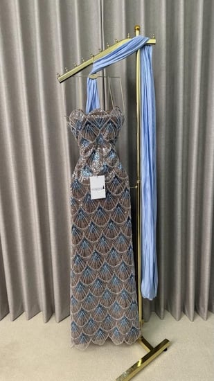 فستان سهرة سماوي بنقشة  الصدفية مع وشاح طويل