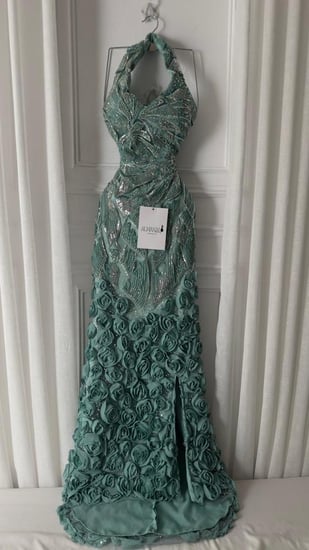 فستان سهرة برغندي بتطريز