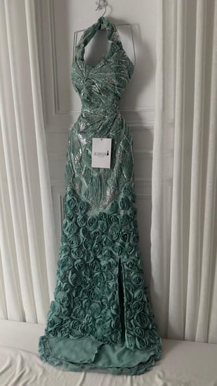 فستان سهرة برغندي بتطريز