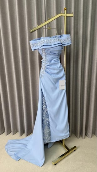 فستان سهرة سماوي مرصعة بالكريستال وفتحة جانبية مطرزة.