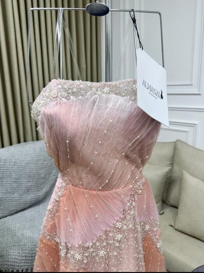 فستان سهره مطرز بتفاصيل لامعه وقصّه منفوشه بلون وردي فاخر