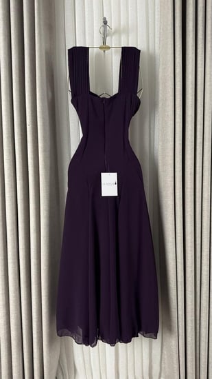 فستان ناعم ارجواني بتصميم درابيه عند الصدر