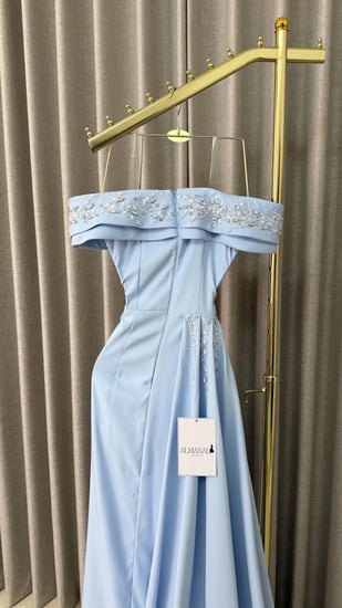 فستان سهرة سماوي مرصعة بالكريستال وفتحة جانبية مطرزة.