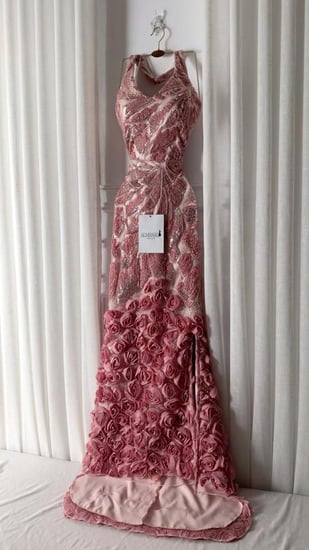 فستان سهرة وردي بتطريز فاخر وتنورة ورود 3D