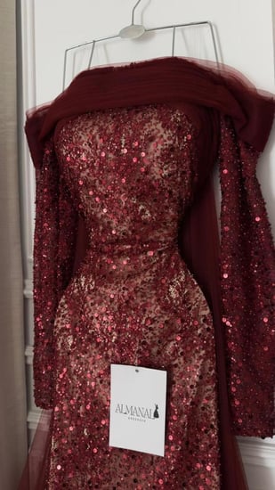 فستان سهرة خمري ملكي بترتر متلألئ وكاب شفاف