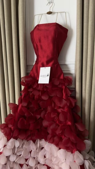 فستان سهرة أحمر ببتلات 3D متدرجة