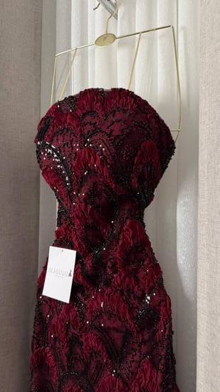 فستان سهرة ملكي مطرز بالكامل مع كيب طويل