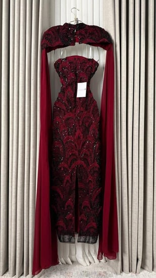 فستان سهرة ملكي مطرز بالكامل مع كيب طويل