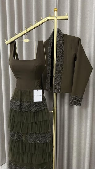 فستان زيتوني من قطعتين بتنورة تول مطرزة