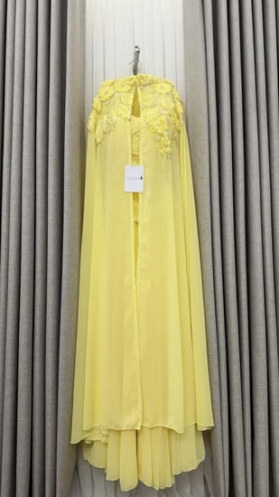 طقم سهرة أصفر مزين بورود بارزة