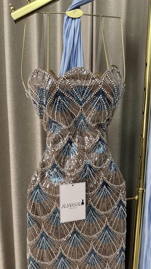 فستان سهرة سماوي بنقشة  الصدفية مع وشاح طويل