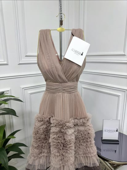 سهرة بني ناعم بكسرات أنيقة وتنورة كشكش متدرّجة باللون الداكن