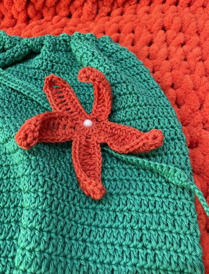 مهاد طفلة كروشيه على شكل حورية البحر  بأطراف اللؤلؤ+ ربطة شعر مع بطانية مجانية