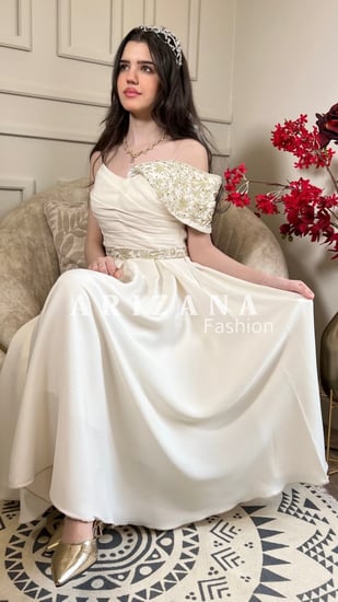 فستان سكري مطرز بخيط ذهبي