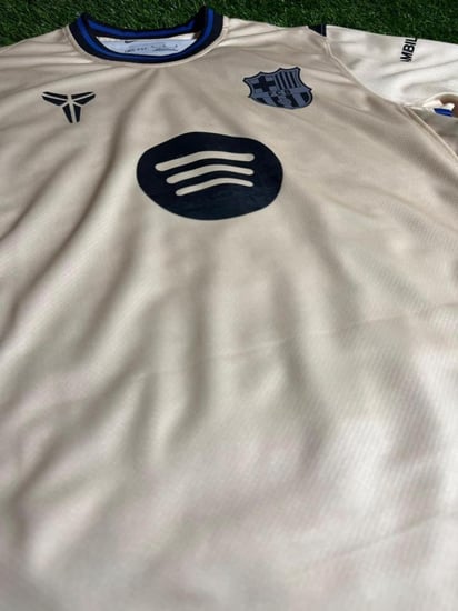 طقم نادي برشلونة الثالث موسم 2025/2026 – اللون بيج