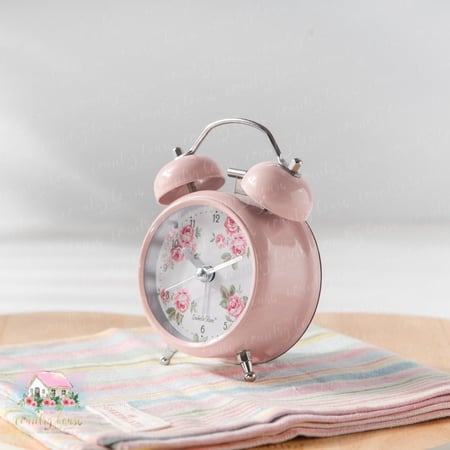ساعة ريترو ميني LUCY مع إضاءة من إزابيل روز - المنزل الريفي الهادئ