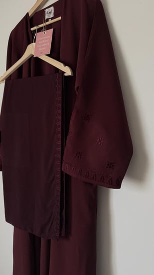 عباية 71 باللون العنابي