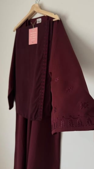 عباية 71 باللون العنابي