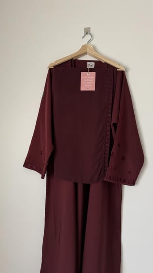 عباية 71 باللون العنابي