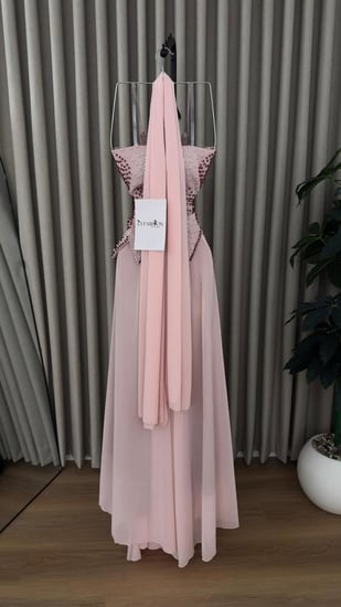 فستان سهرة لحمي مرصع لوول