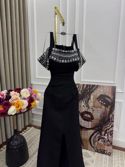 فستان سهرة أسود أوف شولدر مرصع كرستال