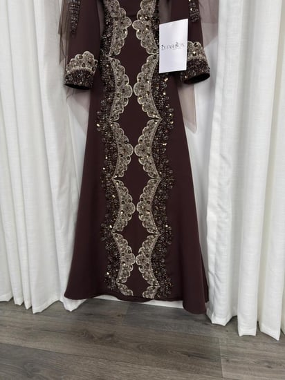 جلابيه بني بتطريز يدوي