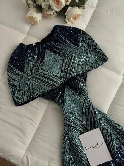 فستان سهرة من قطعتين بتطريز دقيق