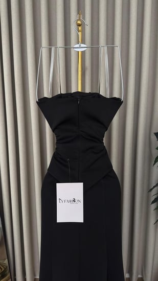 فستان سهرة أسود بتطريز ذهبي فاخر