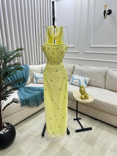 فستان سهرة مزين لولو مع فصوص كرستال