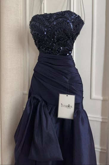 فستان سهرة كحلي بدون أكتاف