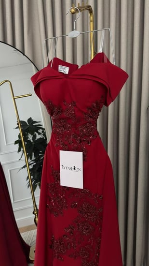 فستان سهرة احمر بتطريز فخم