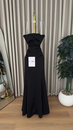 فستان سهرة أسود بتطريز ذهبي فاخر