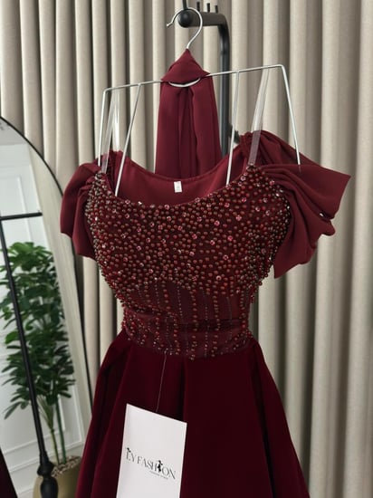 فستان سهرة جوخ بتطريز على الصدر