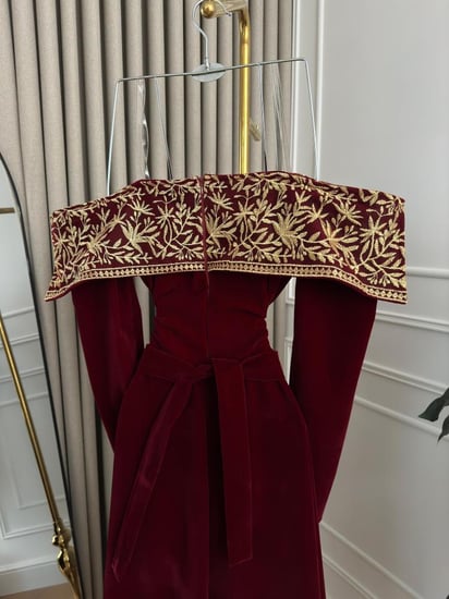 فستان سهرة جوخ أكمام طويلة