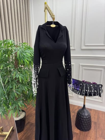 فستان سهرة برغندي مزين بخرزات لؤلؤ