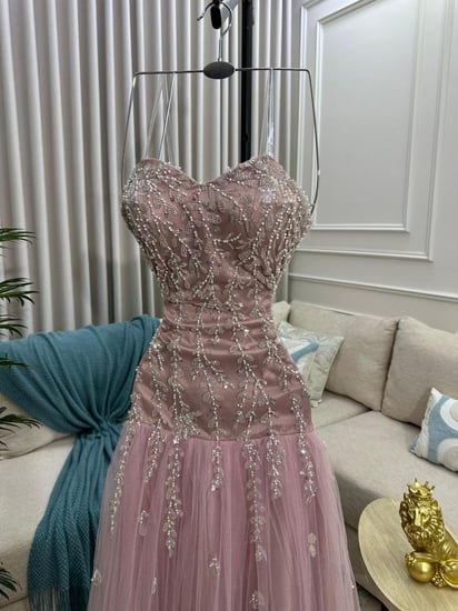 فستان سهرة لحمي كلفه خرز تل راقٍي