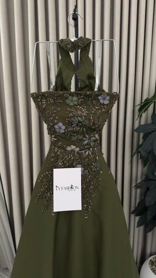 فستان سهرة زيتي مطرز بالكامل