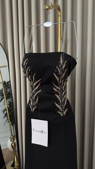 فستان سهرة أسود بتطريز ذهبي فاخر