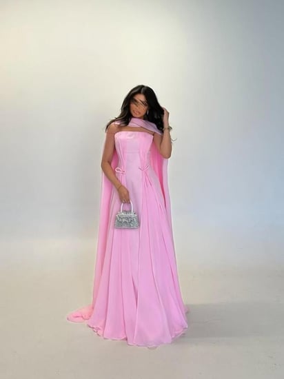 فستان ناعم وردي معا شال فخم