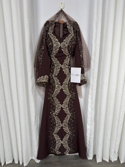 جلابية بني بتطريز يدوي