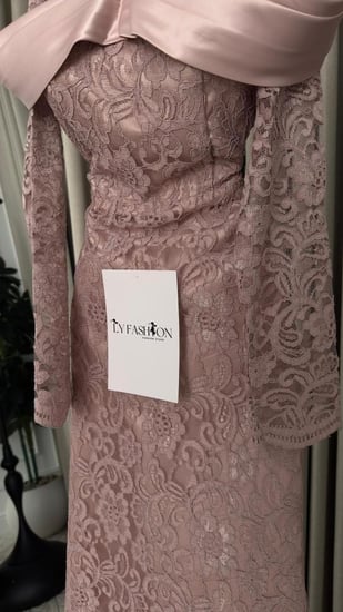 فستان سهرة لحمي دانتيل فاخر