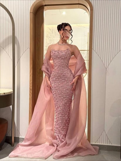 فستان سهرة لحمي معا شال طويل