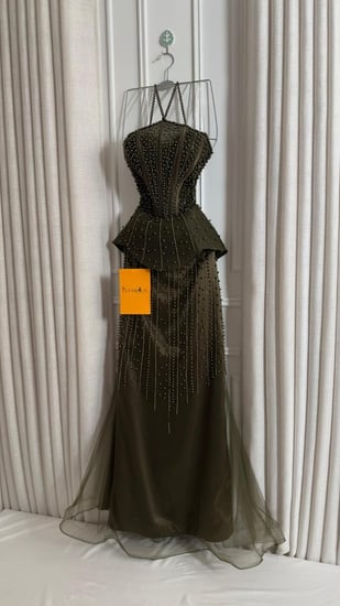 فستان سهرة زيتي مطرز بالكامل