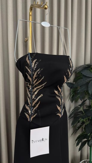 فستان سهرة أسود بتطريز ذهبي فاخر