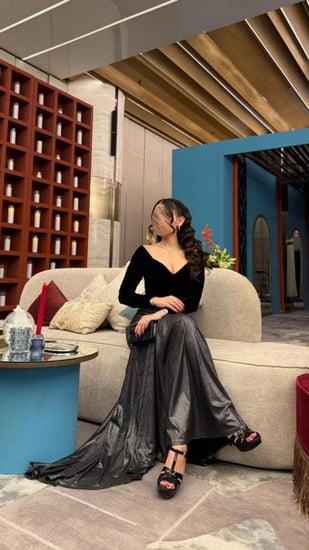 فستان سهرة مخمل أسود كسرات