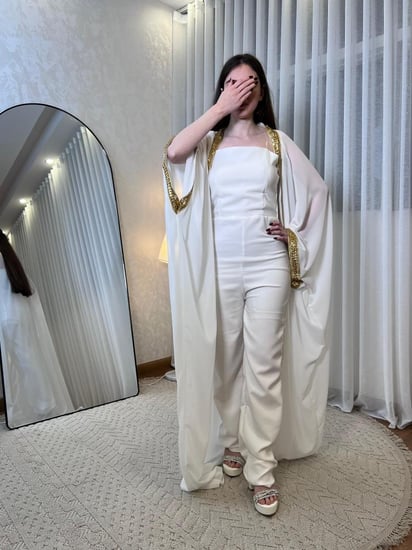 جمبسوت مع بشت حرير مطرز ذهبي