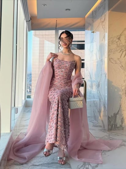 فستان سهرة لحمي معا شال طويل