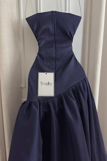 فستان سهرة كحلي بدون أكتاف