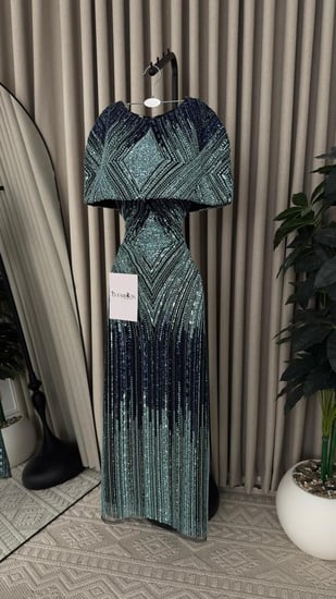 فستان سهرة من قطعتين بتطريز دقيق