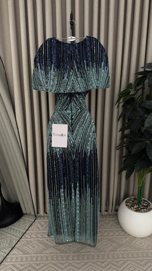 فستان سهرة من قطعتين بتطريز دقيق